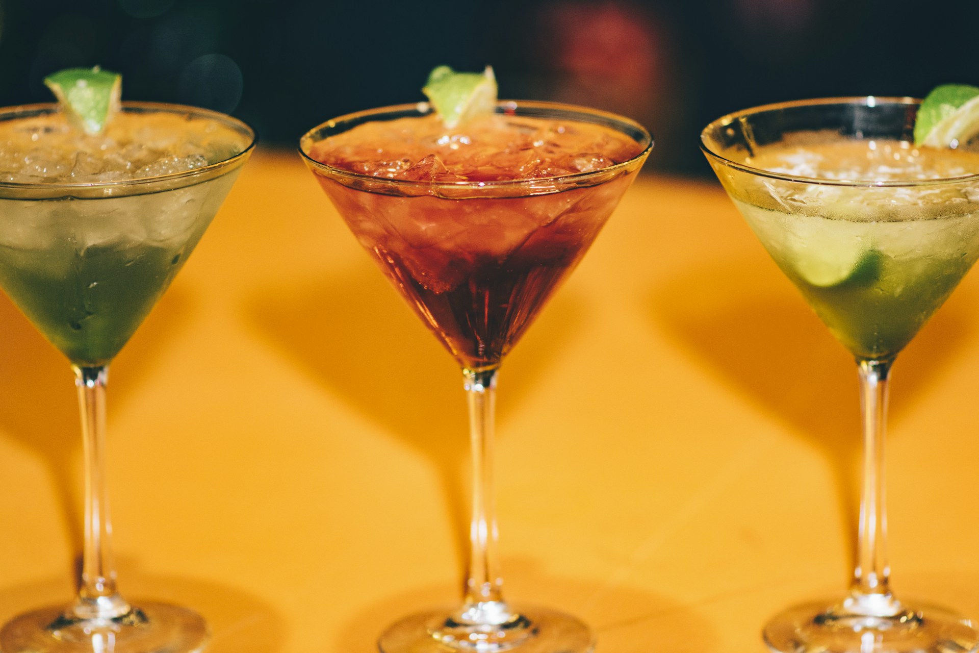 bar — Sandra Seitamaa · Unsplash License. Crédits : mystaylink.com/storage/jade-credits.html