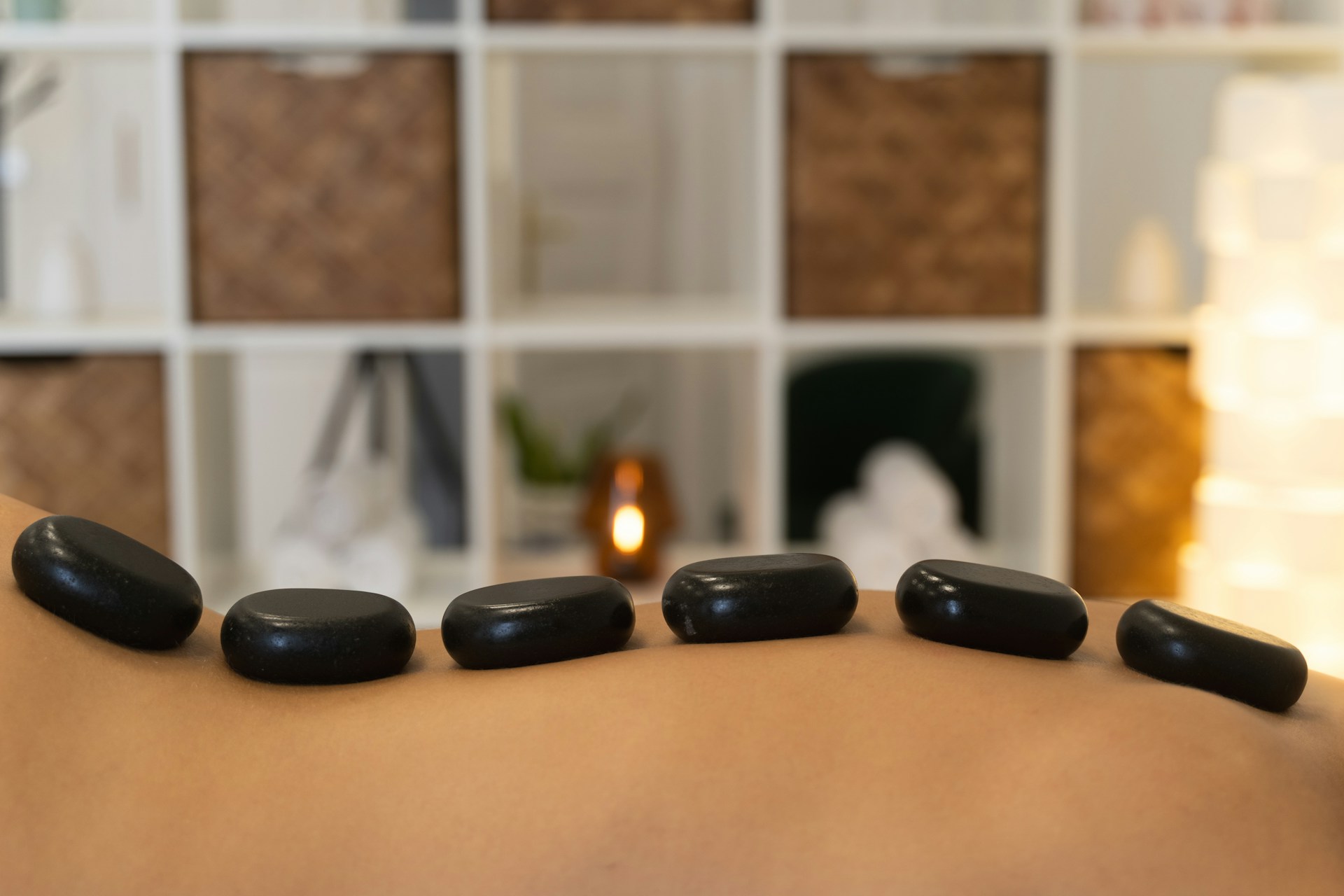 Massage — Jakub Klucký · Unsplash License. Crédits : mystaylink.com/storage/jade-credits.html