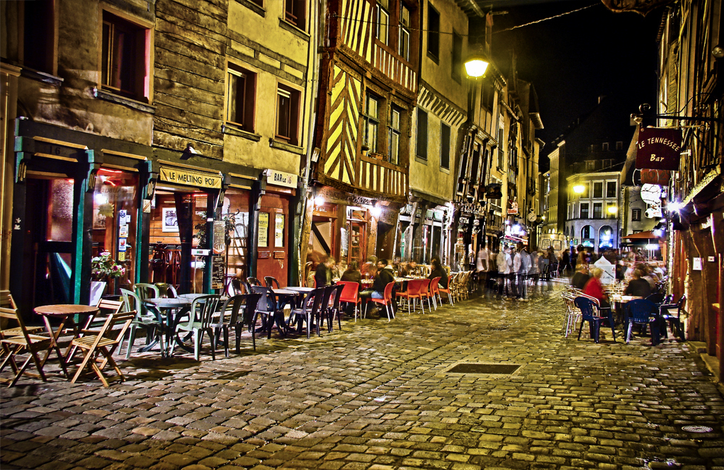 Rue Saint-Michel — Ayush Bhandari / Wikimedia Commons — CC BY-SA 3.0. Photo redimensionnée. Crédits : mystaylink.com/storage/jade-credits.html