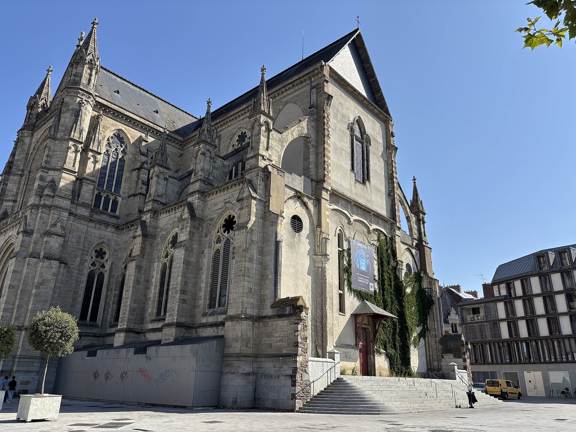 Place Sainte-Anne — Mathieu Chollet - MChollet / Wikimedia Commons — CC BY-SA 4.0. Photo redimensionnée. Crédits : mystaylink.com/storage/jade-credits.html
